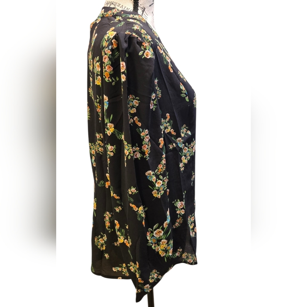 NWT CAbi Dark Floral Button-Up Blouse Sz M - Picture 3 of 5